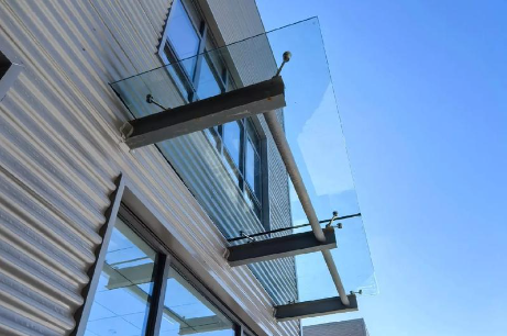 德令哈为什么要给钢结构雨棚打孔!